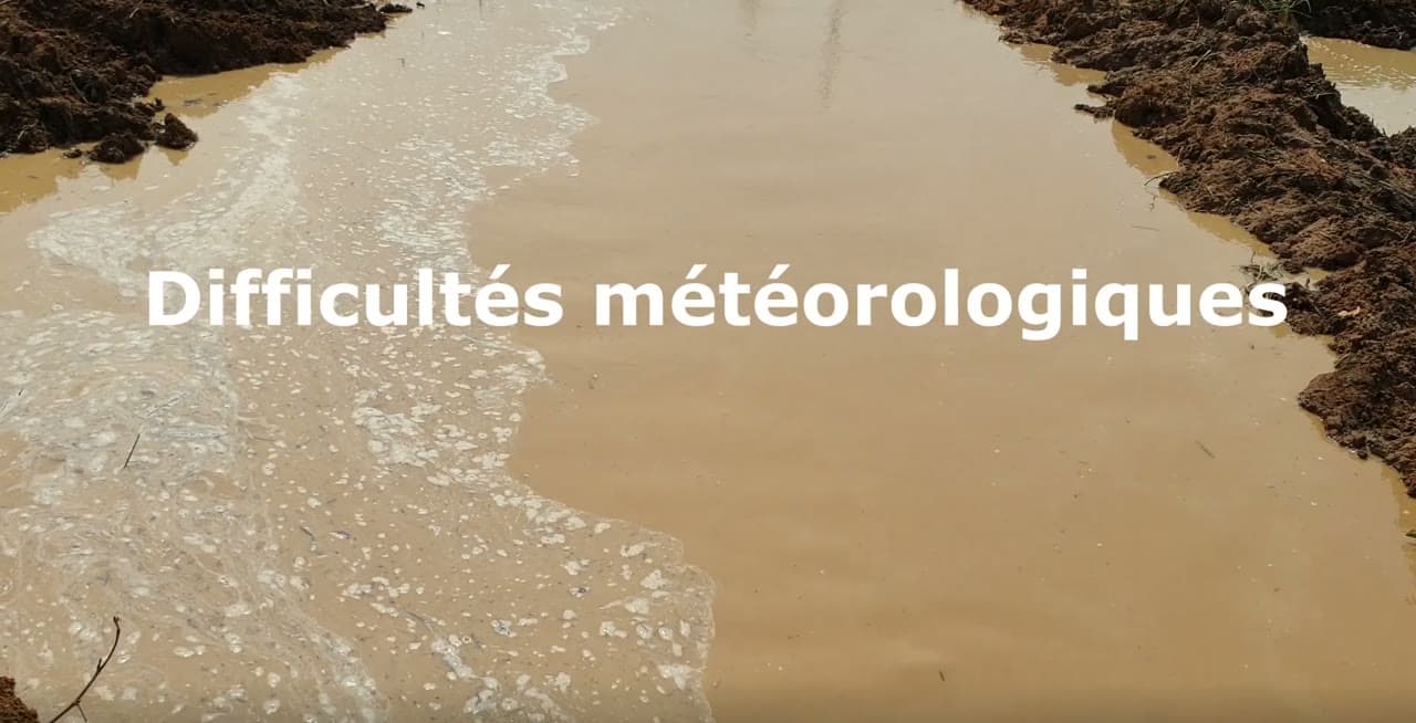 Piste de chantier inondée après de fortes pluies — la réalité du terrain, sans filtre