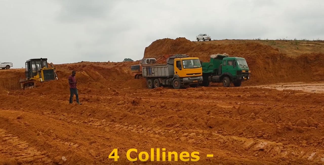 Camions et bulldozers en action sur le secteur 4 Collines du terrassement Alpha Land