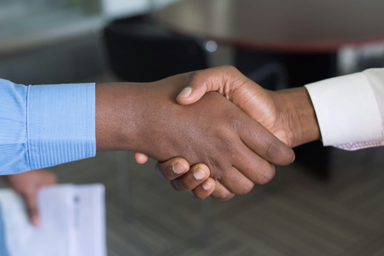 Conseiller et client scellant un accord lors d'un rendez-vous